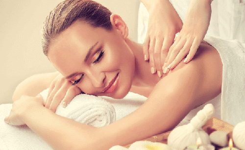 mujer recibiendo un masajes relajante